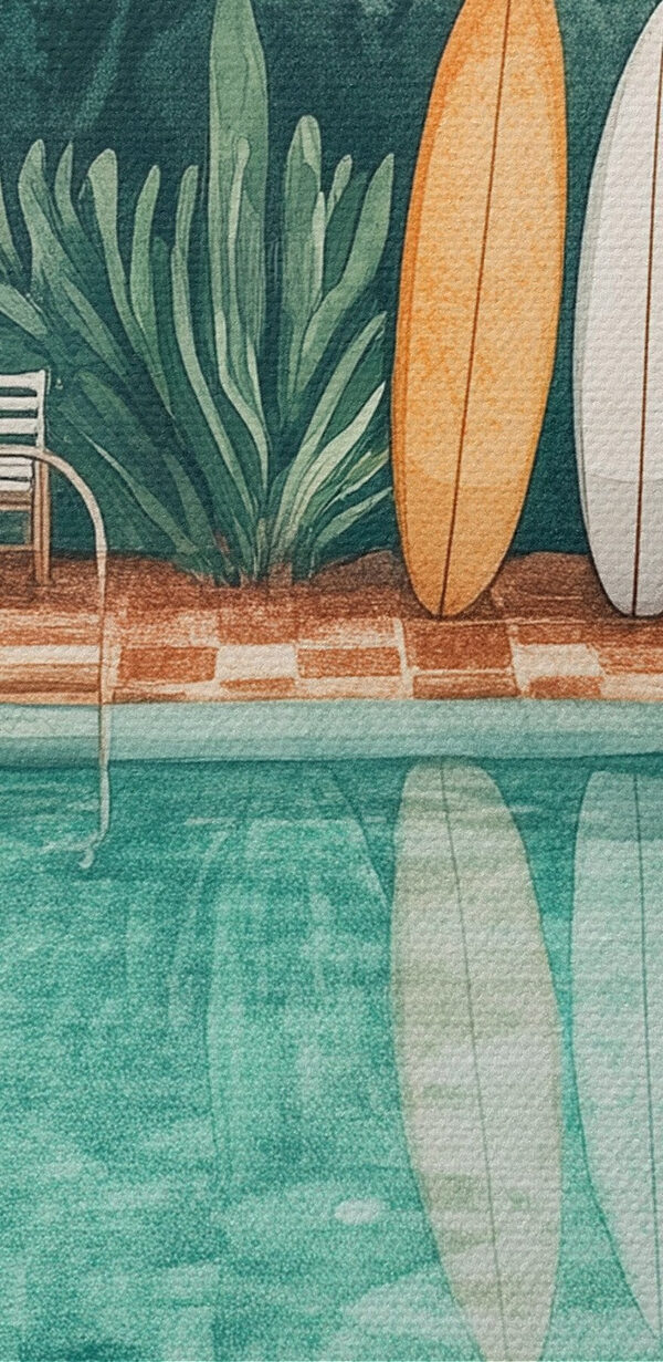Piscine avec chaises et planches de surf au milieu Piscine avec chaises et planches de surf au milieu