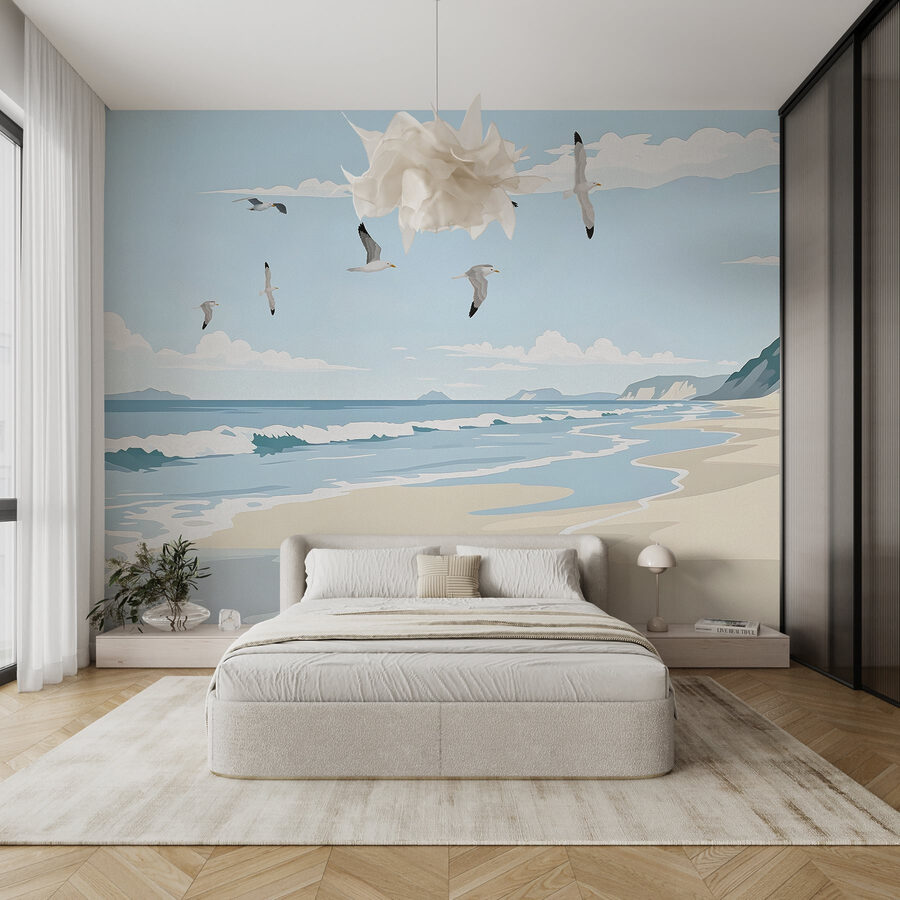 Plage avec des oiseaux qui la survolent