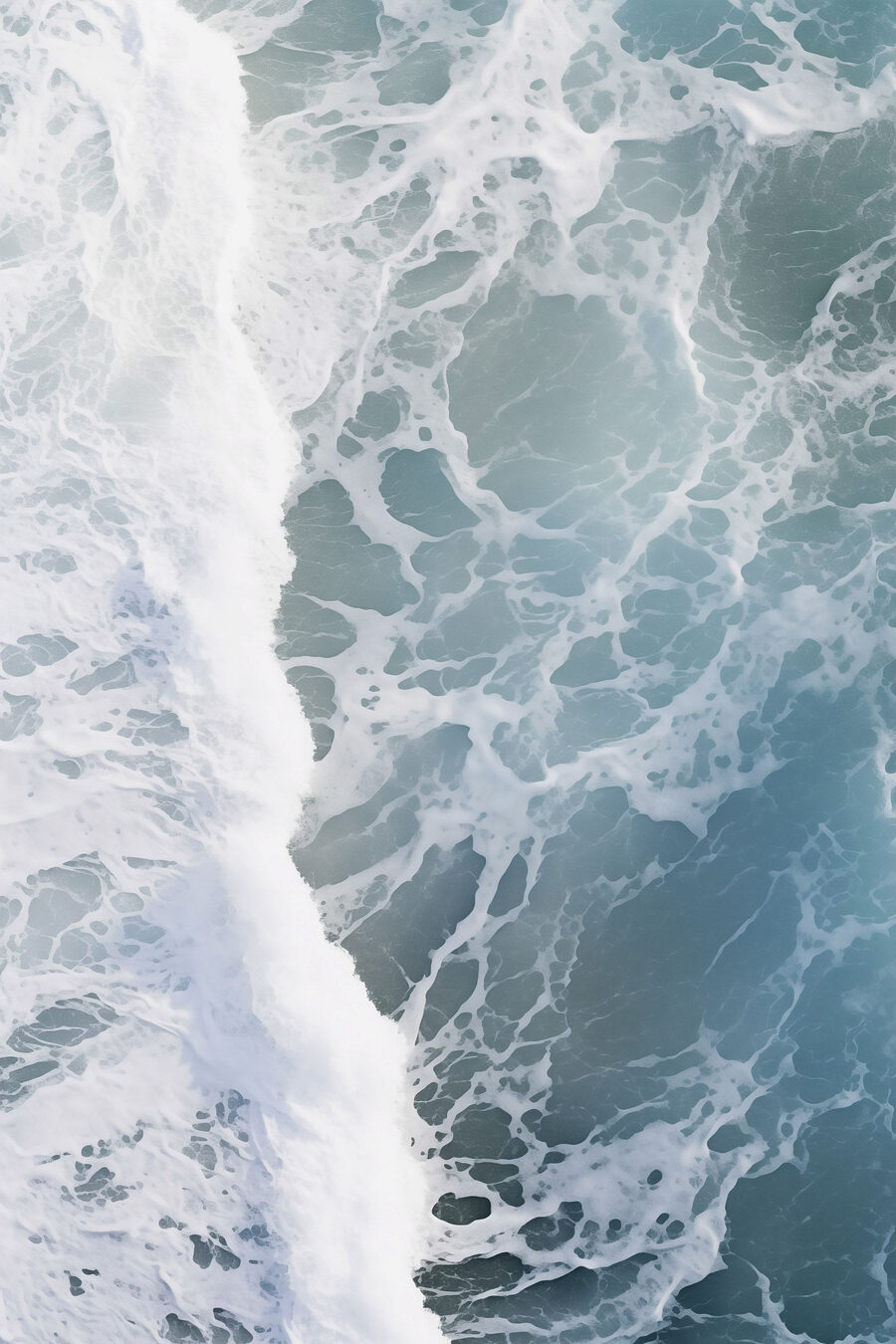 Vagues s'écrasant sur une plage