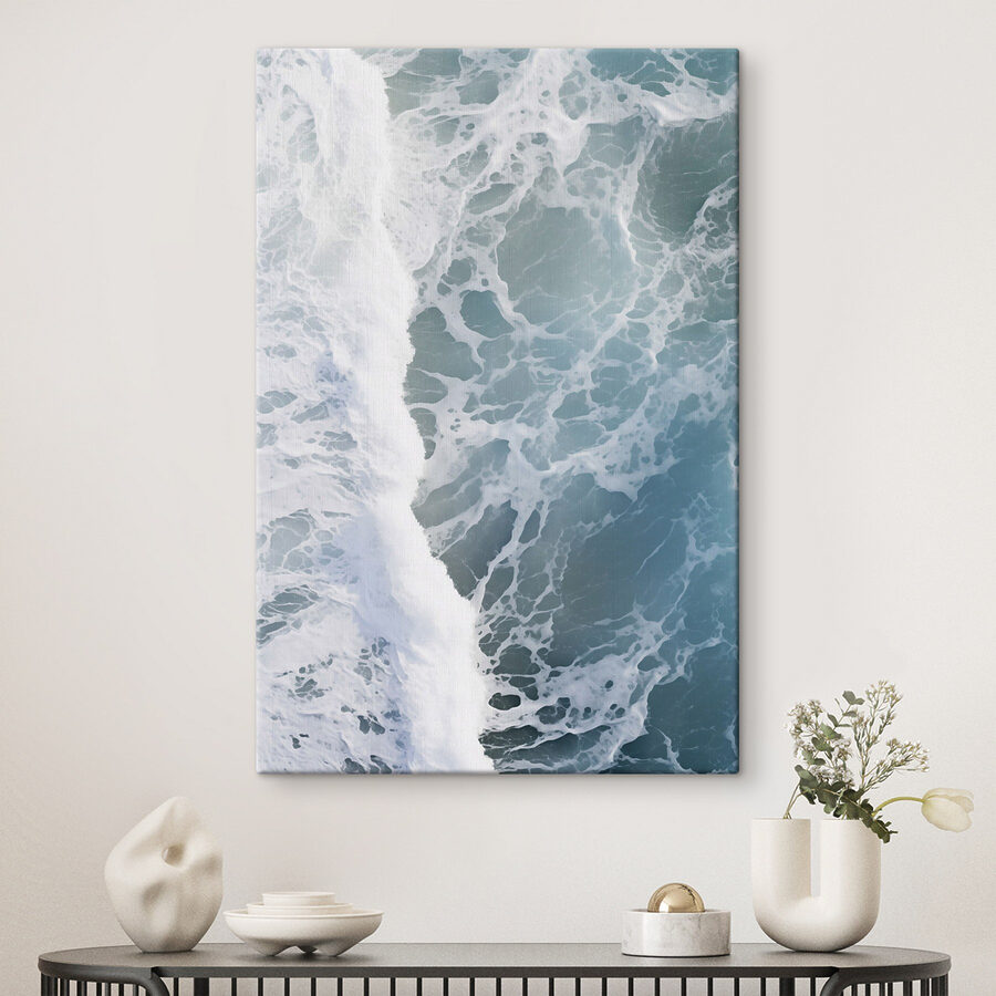 Vagues s'écrasant sur une plage