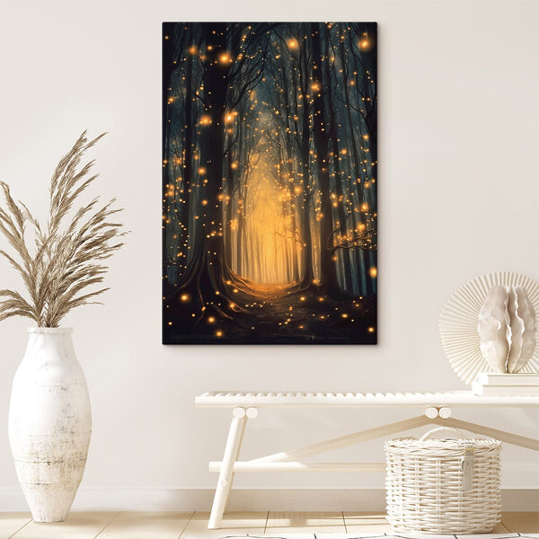 Chemin à travers une forêt avec de nombreux arbres avec des lumières Chemin à travers une forêt avec de nombreux arbres avec des lumières