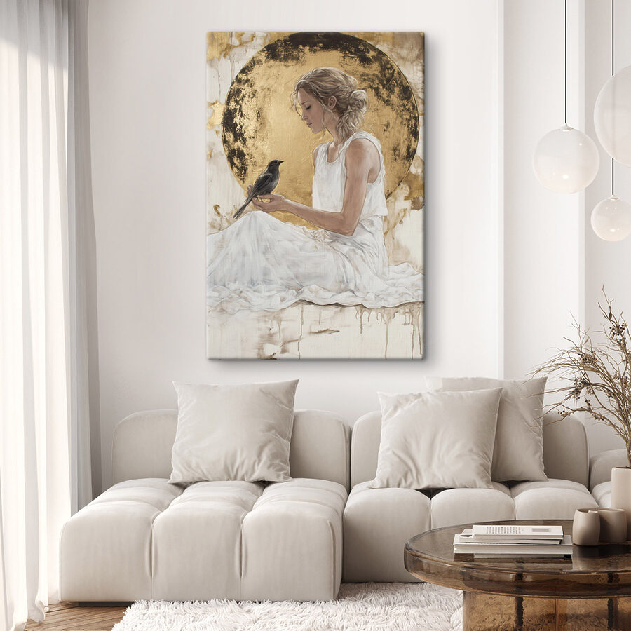 Femme en robe blanche tenant un oiseau