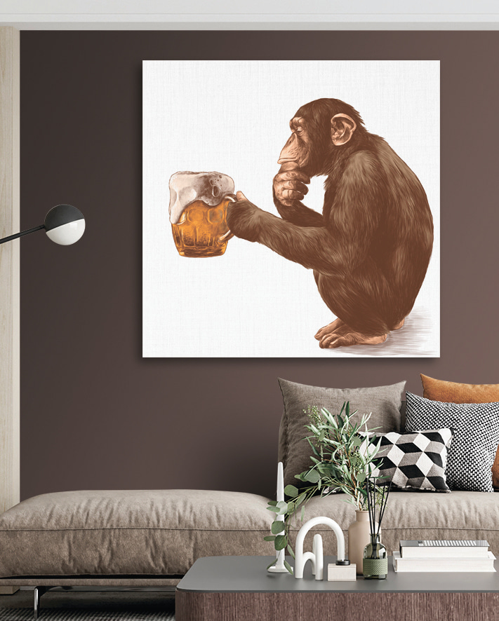 Singe tenant une chope de bière Singe tenant une chope de bière