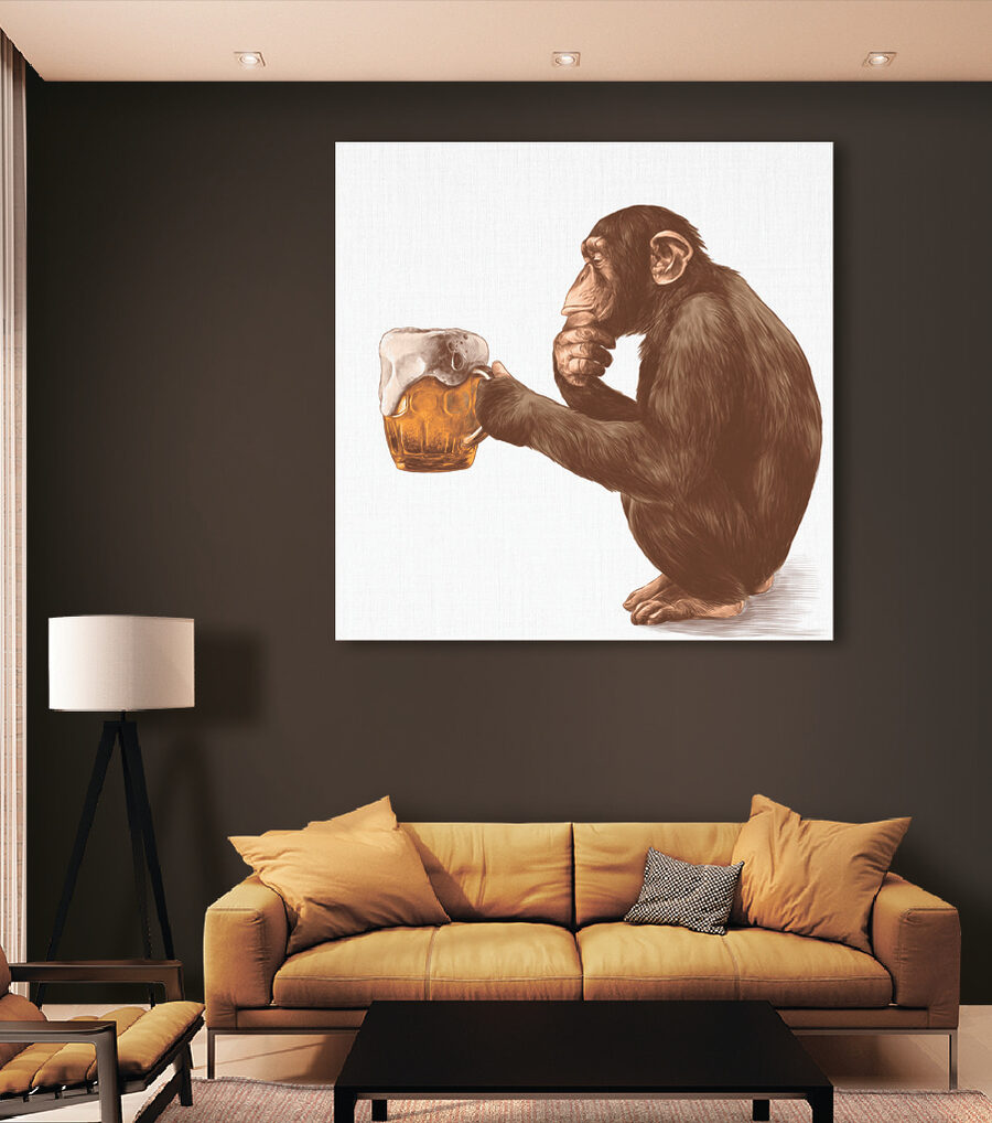Singe tenant une chope de bière Singe tenant une chope de bière