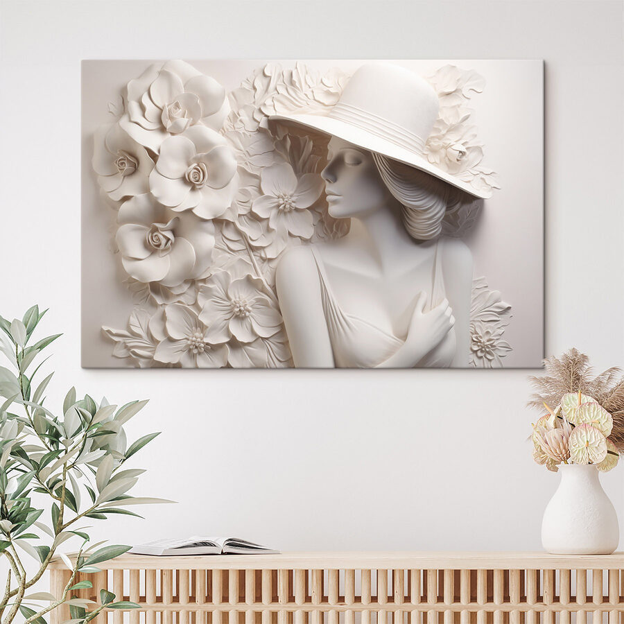 Statue d'une femme portant un chapeau