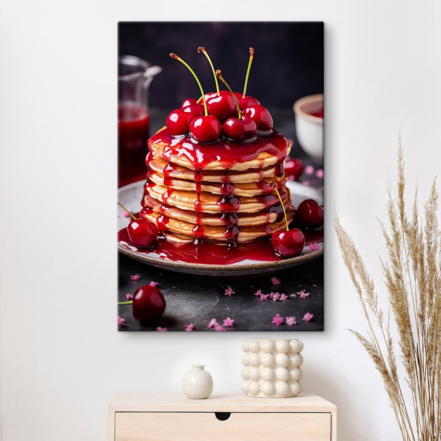Pile de crêpes avec du sirop de cerise sur le dessus