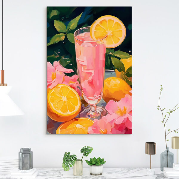 Verre de liquide rose avec citrons et fleurs Verre de liquide rose avec citrons et fleurs