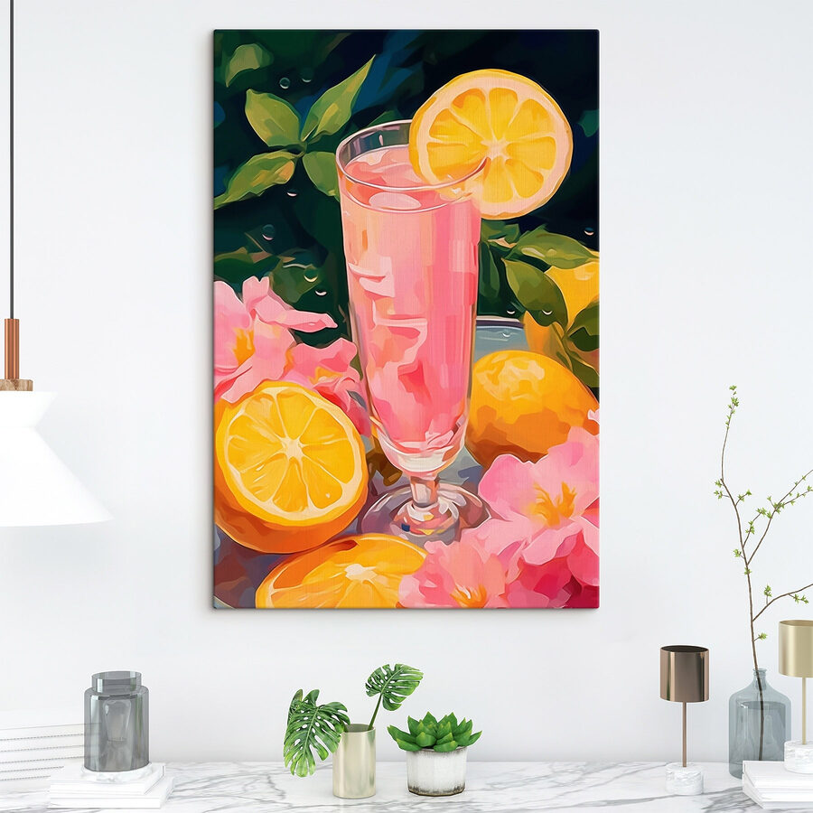 Verre de liquide rose avec citrons et fleurs