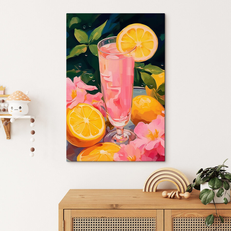 Verre de liquide rose avec citrons et fleurs