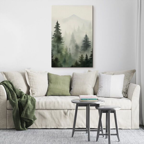 Forêt brumeuse avec des arbres et une montagne en arrière-plan Forêt brumeuse avec des arbres et une montagne en arrière-plan