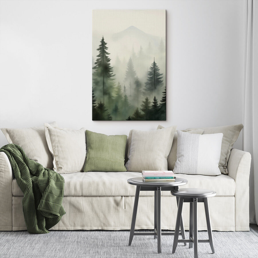 Forêt brumeuse avec des arbres et une montagne en arrière-plan Forêt brumeuse avec des arbres et une montagne en arrière-plan