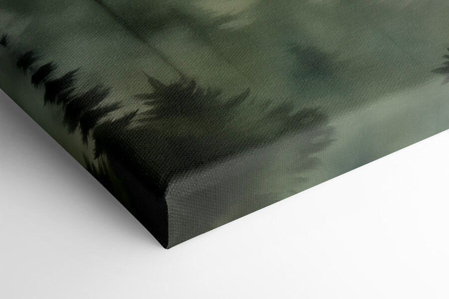 Forêt brumeuse avec des arbres et une montagne en arrière-plan Forêt brumeuse avec des arbres et une montagne en arrière-plan