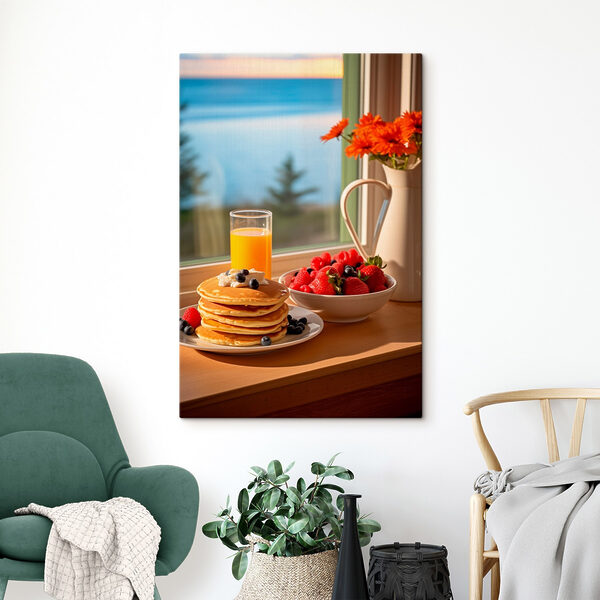 Pile de crêpes avec des baies et un verre de jus sur une table Pile de crêpes avec des baies et un verre de jus sur une table