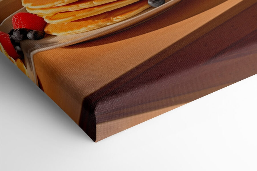 Pile de crêpes avec des baies et un verre de jus sur une table