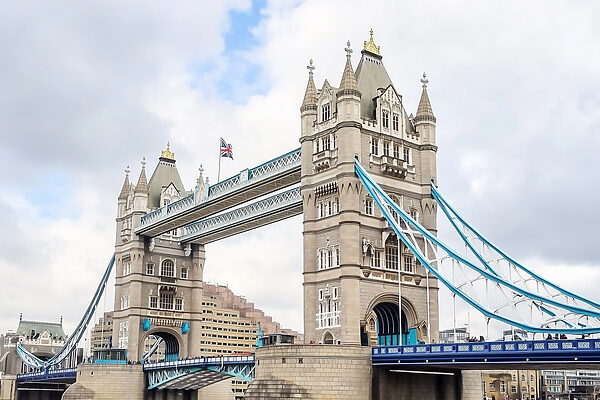 Pont avec tours et pont sur l'eau Pont avec tours et pont sur l'eau