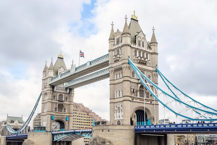 Pont avec tours et pont sur l'eau
