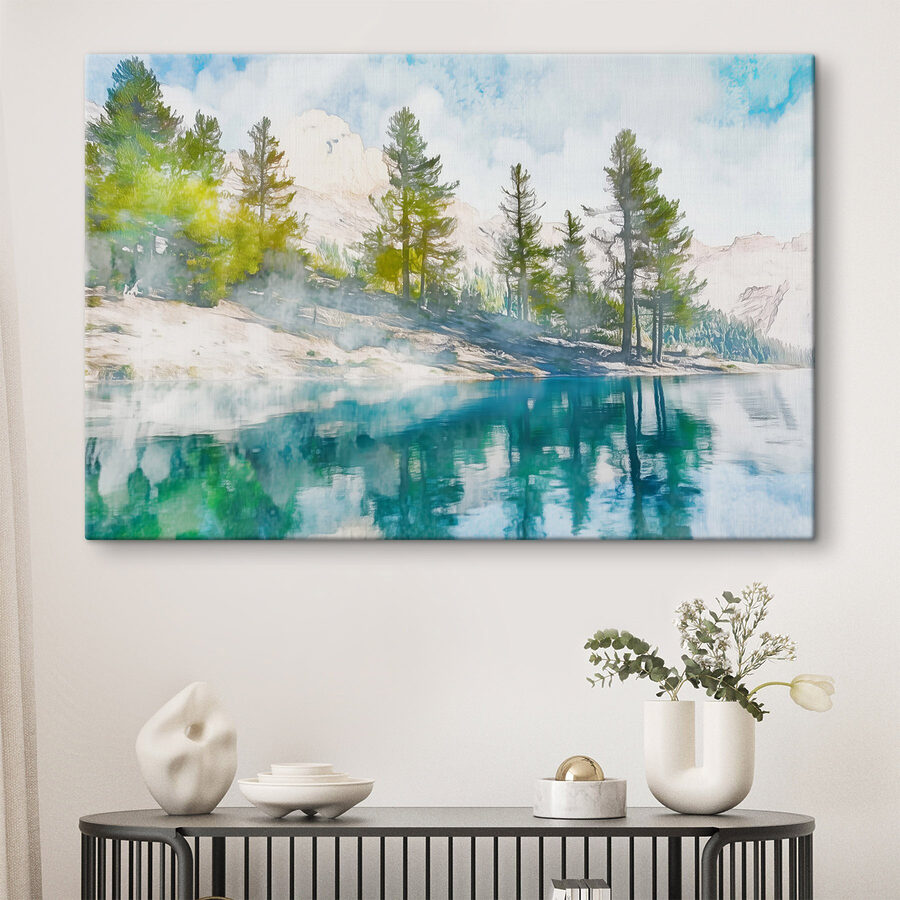 Eau avec arbres et montagnes en arrière-plan