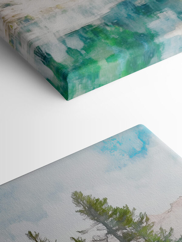 Eau avec arbres et montagnes en arrière-plan Eau avec arbres et montagnes en arrière-plan