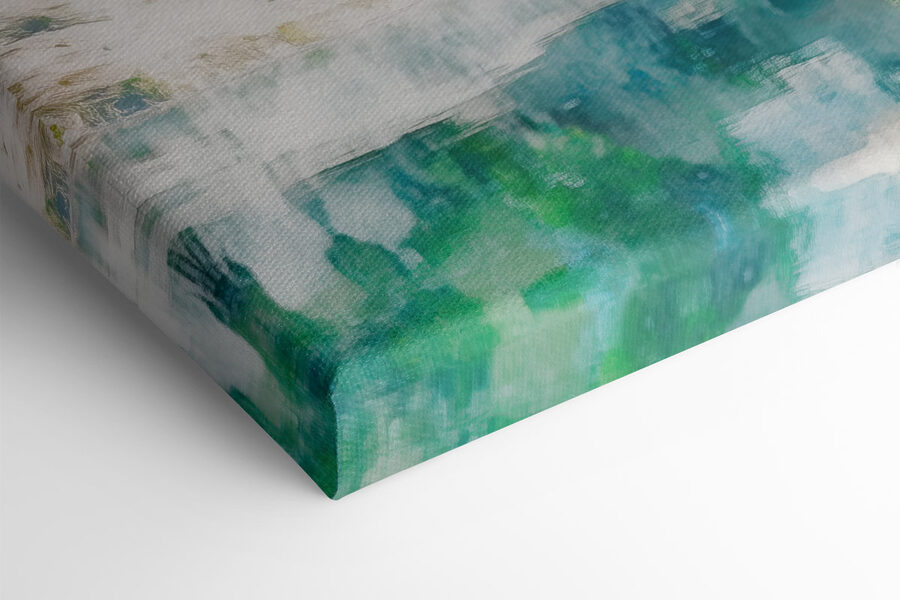 Eau avec arbres et montagnes en arrière-plan