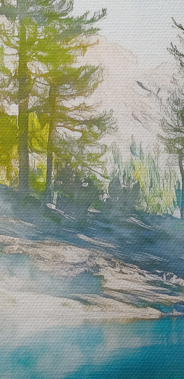 Eau avec arbres et montagnes en arrière-plan Eau avec arbres et montagnes en arrière-plan