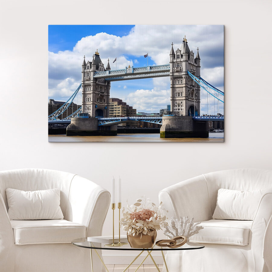 Pont sur l'eau avec tours et drapeaux Pont sur l'eau avec tours et drapeaux