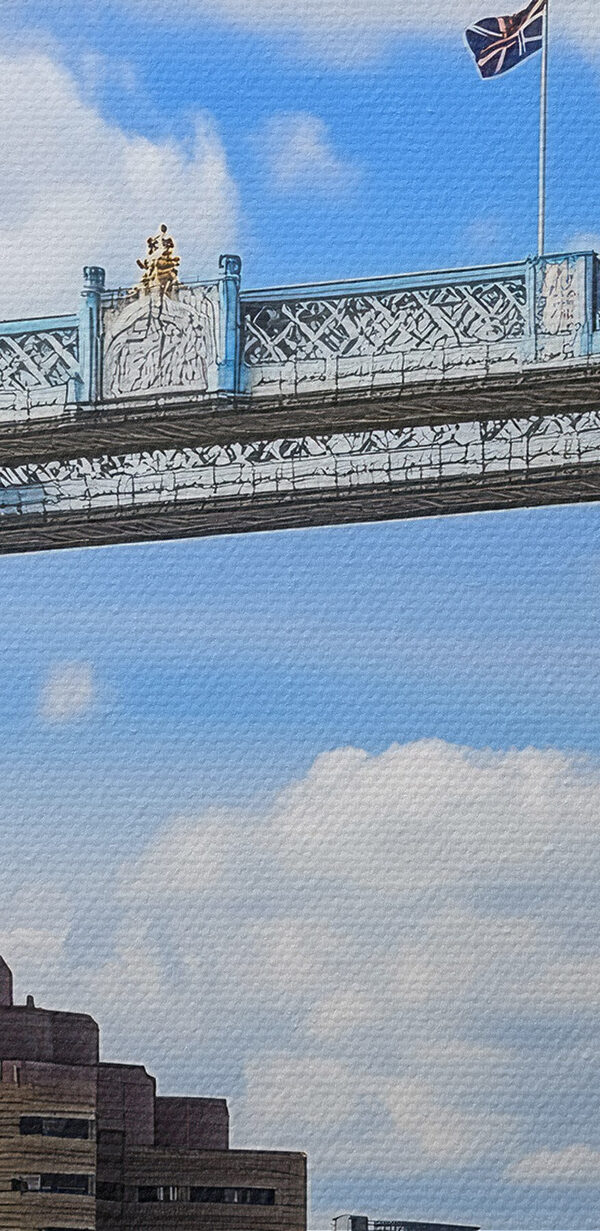 Pont sur l'eau avec tours et drapeaux Pont sur l'eau avec tours et drapeaux