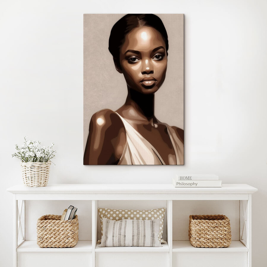 Femme aux cheveux noirs avec un débardeur blanc