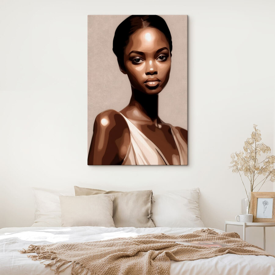 Femme aux cheveux noirs avec un débardeur blanc