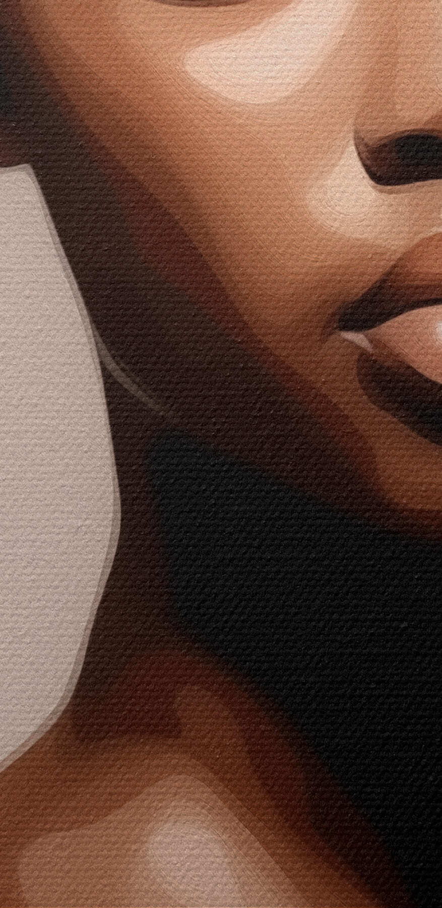 Femme aux cheveux noirs avec un débardeur blanc