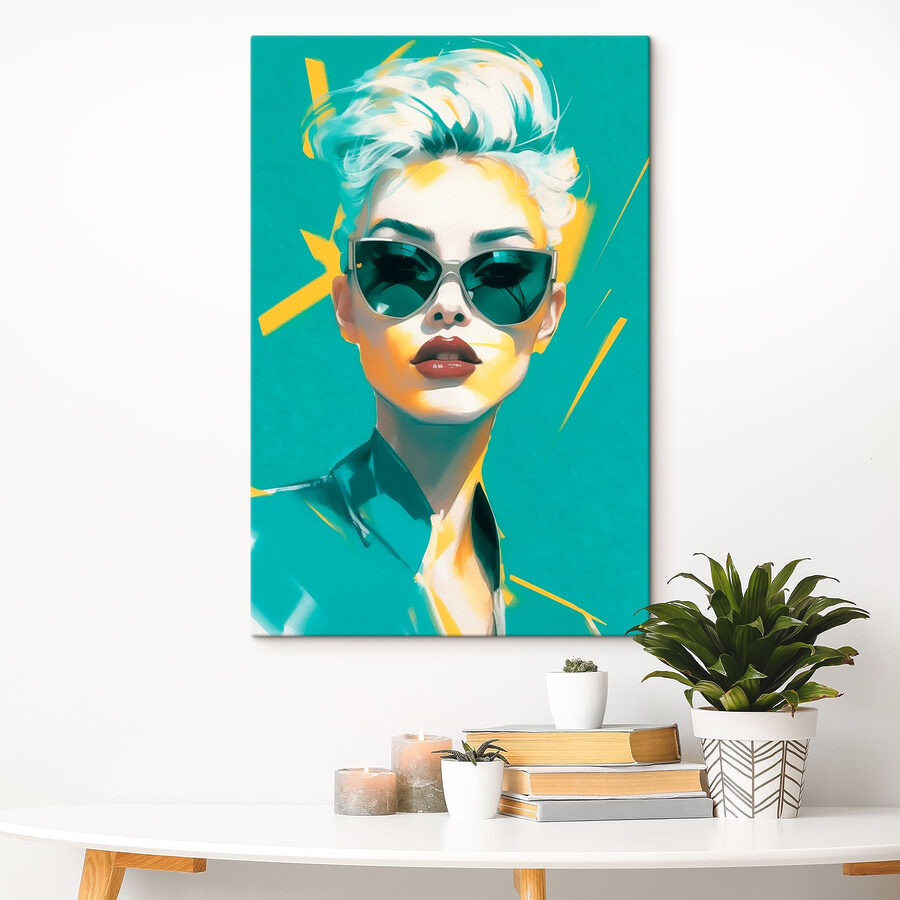 Femme portant des lunettes de soleil et une chemise verte