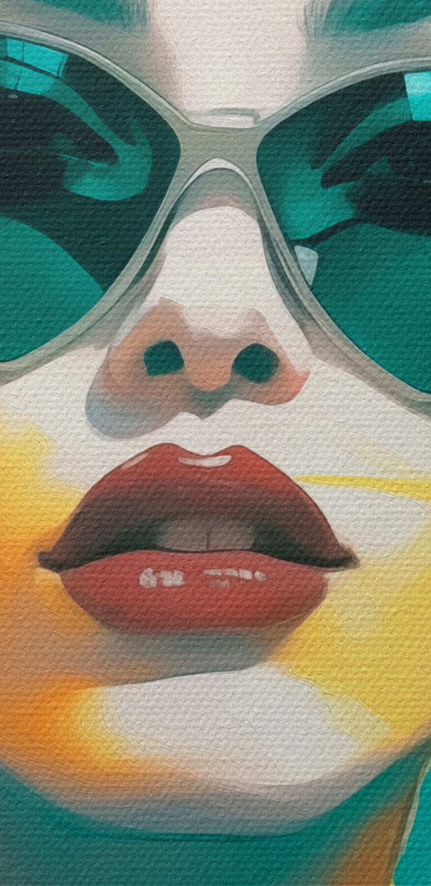 Femme portant des lunettes de soleil et une chemise verte