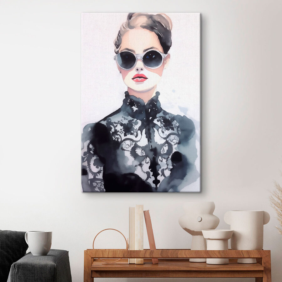 Femme portant des lunettes de soleil