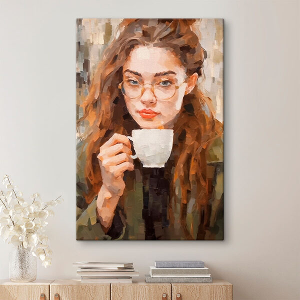 Femme tenant une tasse blanche Femme tenant une tasse blanche