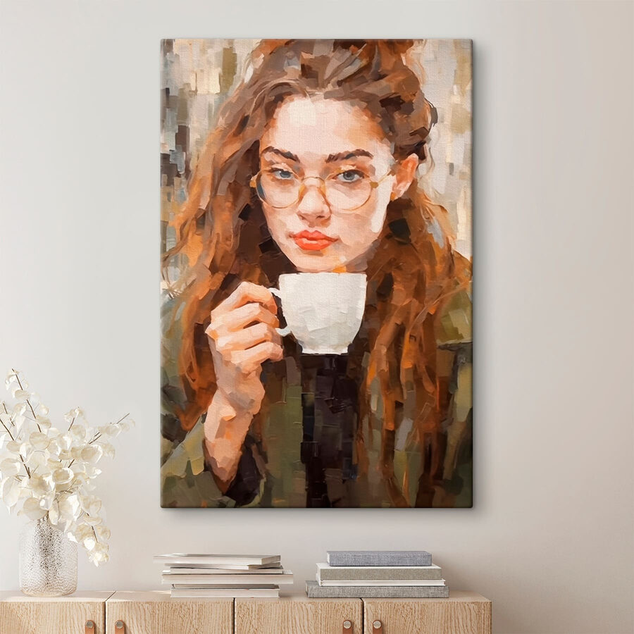 Femme tenant une tasse blanche