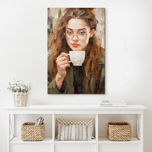 Femme tenant une tasse blanche Femme tenant une tasse blanche