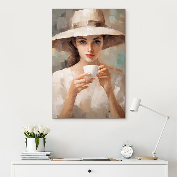 Femme portant un chapeau et tenant une tasse Femme portant un chapeau et tenant une tasse