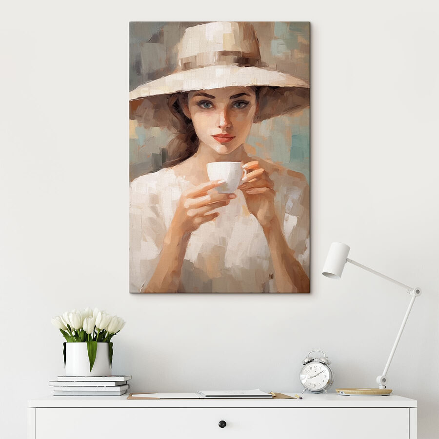 Femme portant un chapeau et tenant une tasse