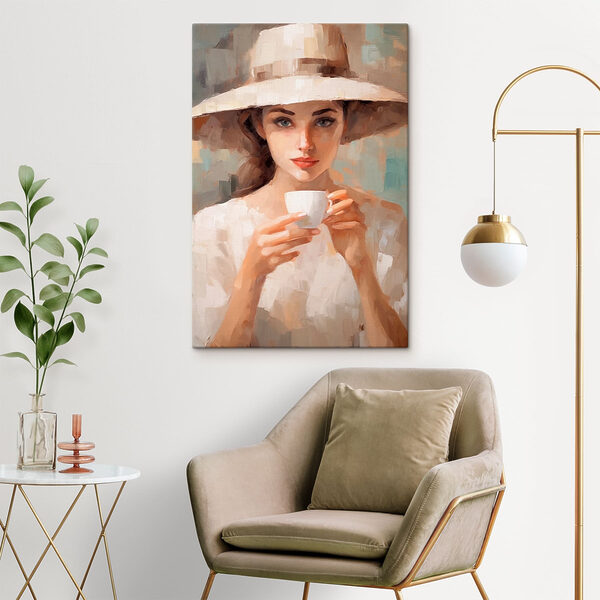 Femme portant un chapeau et tenant une tasse Femme portant un chapeau et tenant une tasse