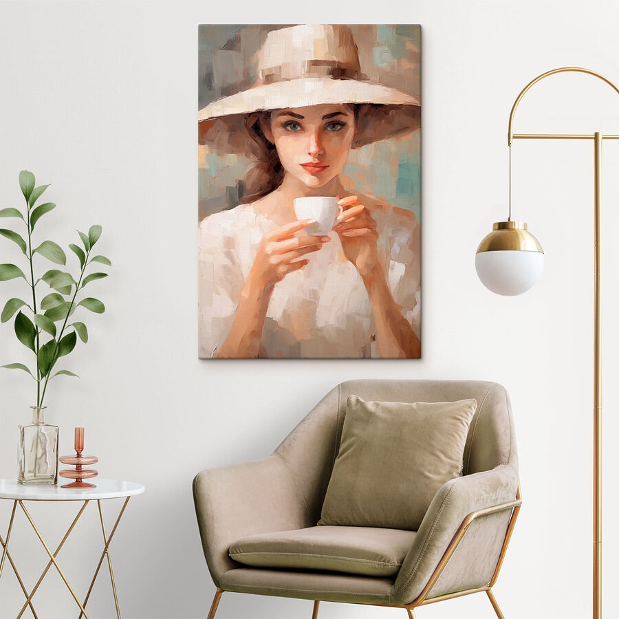 Femme portant un chapeau et tenant une tasse