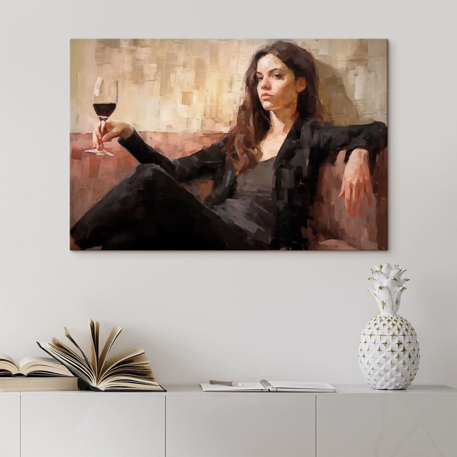Femme assise sur un canapé