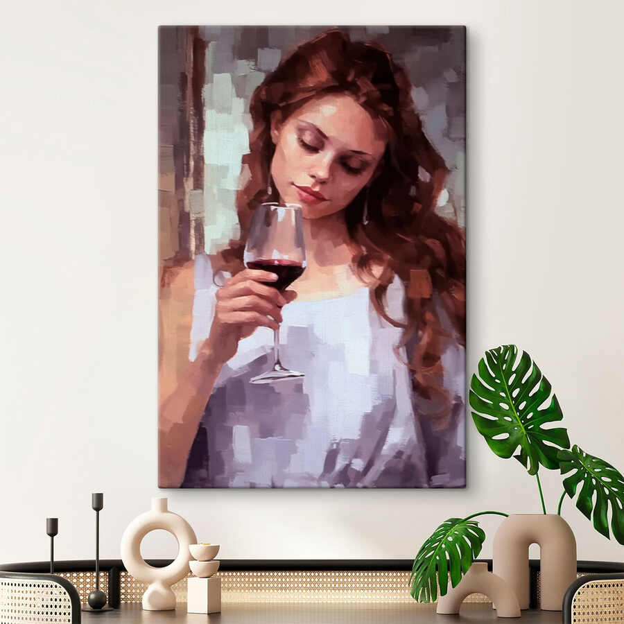 Femme tenant un verre de vin