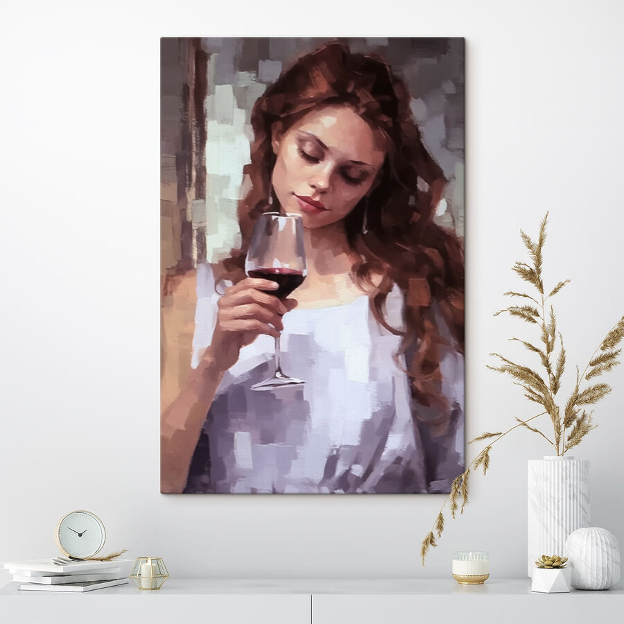 Femme tenant un verre de vin