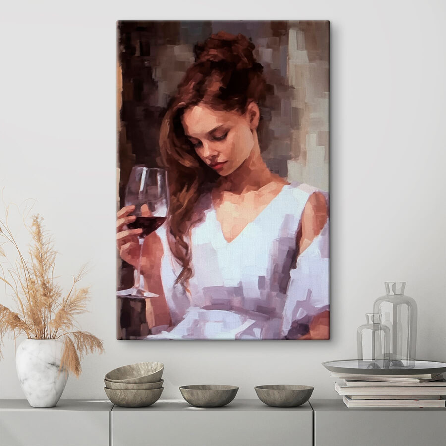 Femme tenant un verre de vin