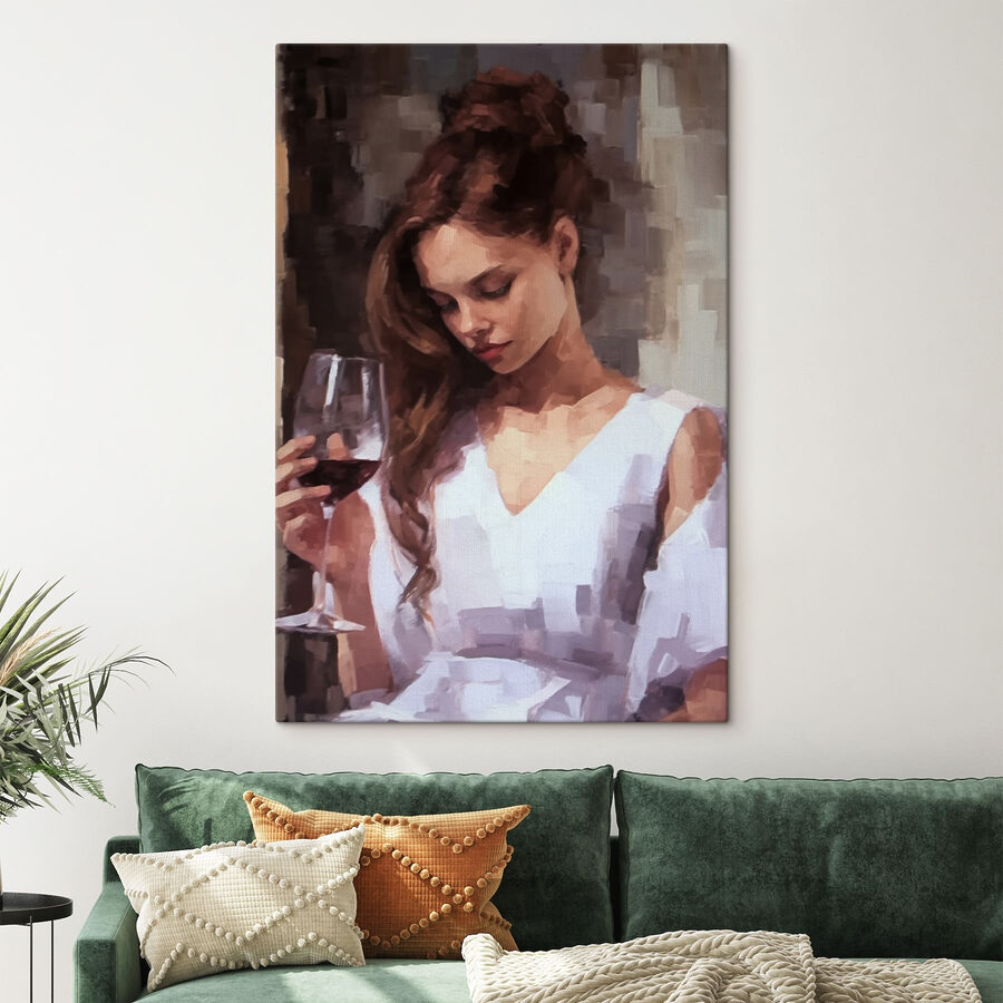 Femme tenant un verre de vin