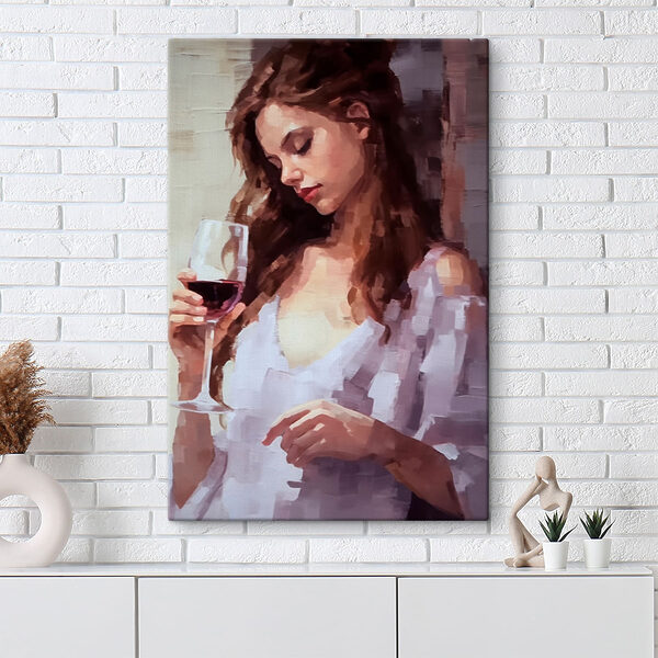 Femme tenant un verre de vin Femme tenant un verre de vin