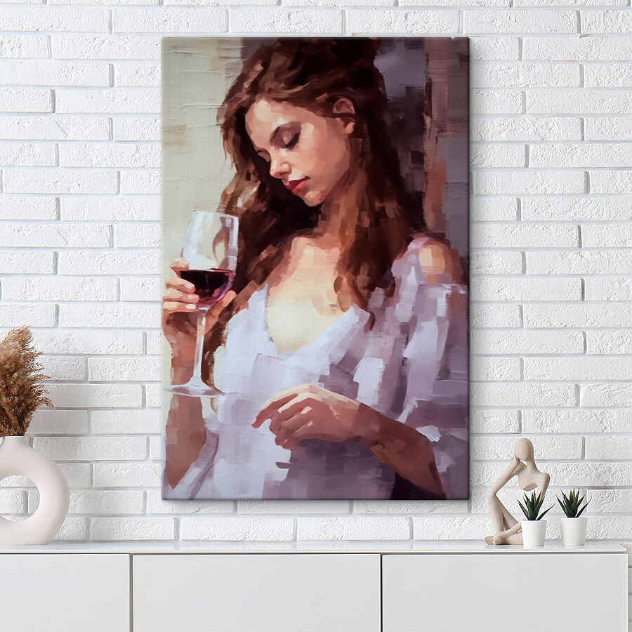 Femme tenant un verre de vin