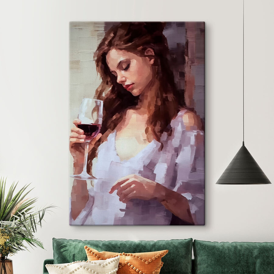 Femme tenant un verre de vin