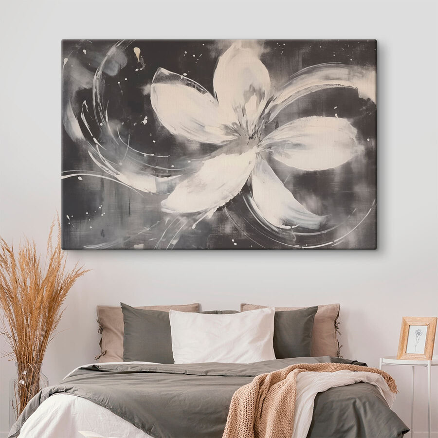 Fleur blanche sur fond noir