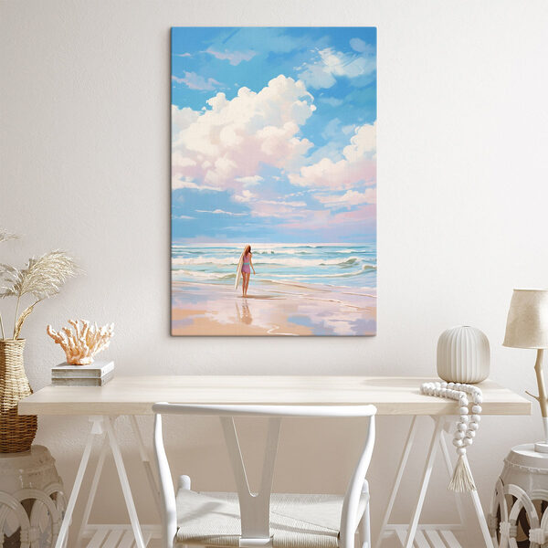 Fille tenant une planche de surf sur une plage Fille tenant une planche de surf sur une plage