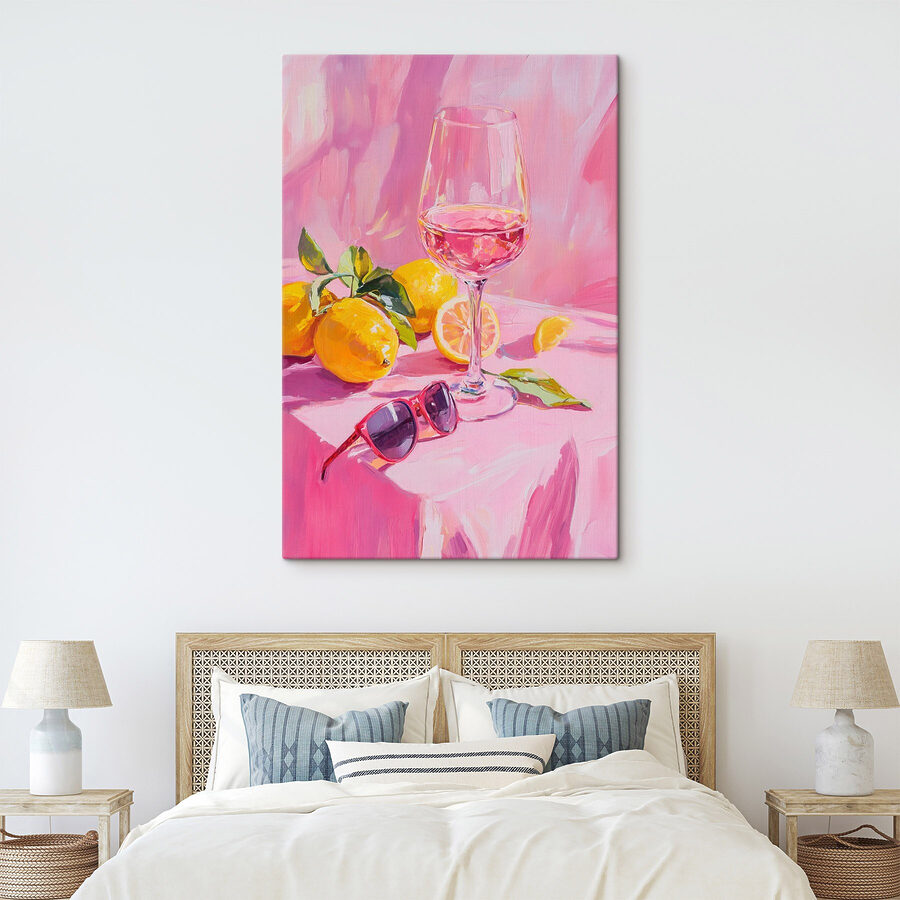Verre de vin à côté de citrons et de lunettes de soleil